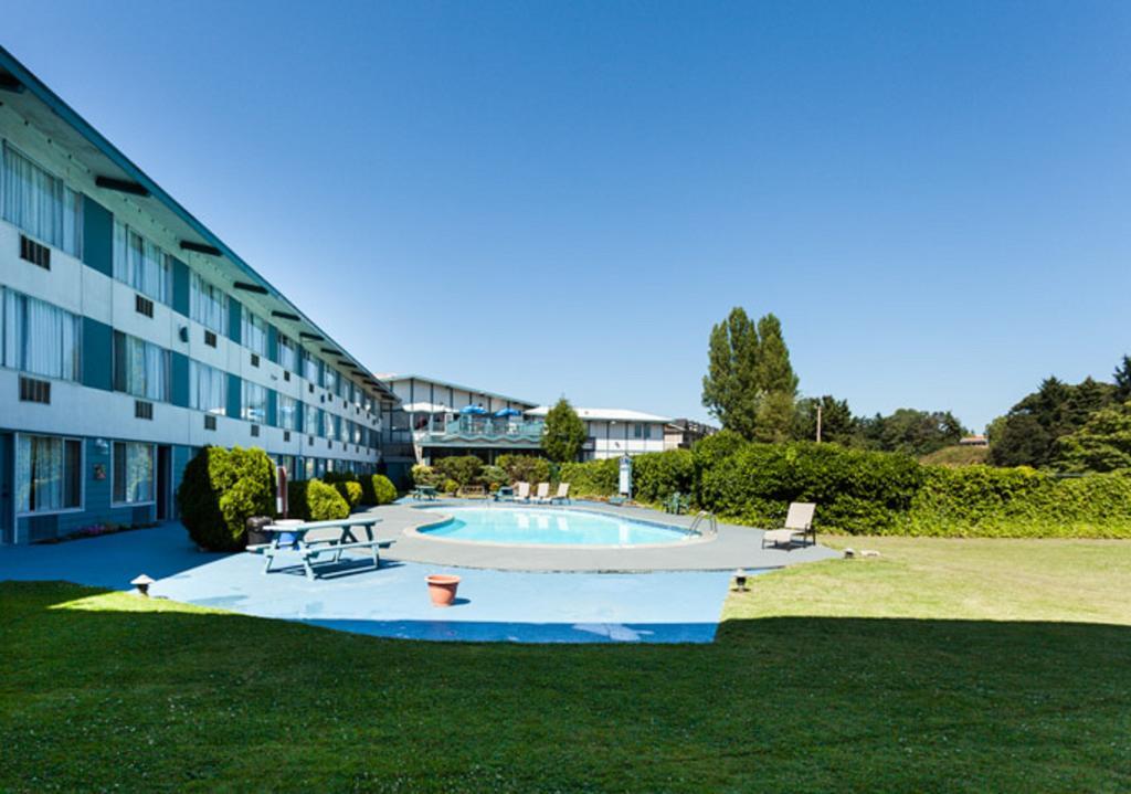 Howard Johnson By Wyndham Nanaimo Harbourside Exterior foto