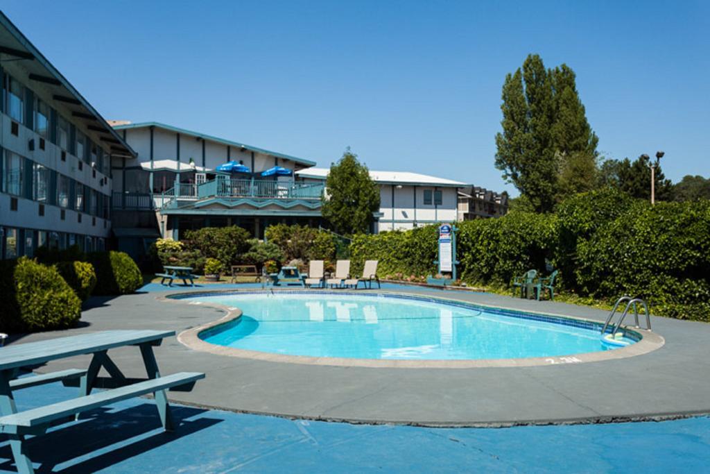 Howard Johnson By Wyndham Nanaimo Harbourside Exterior foto