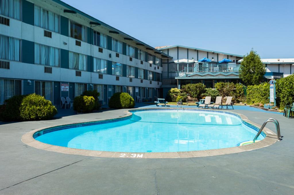 Howard Johnson By Wyndham Nanaimo Harbourside Exterior foto