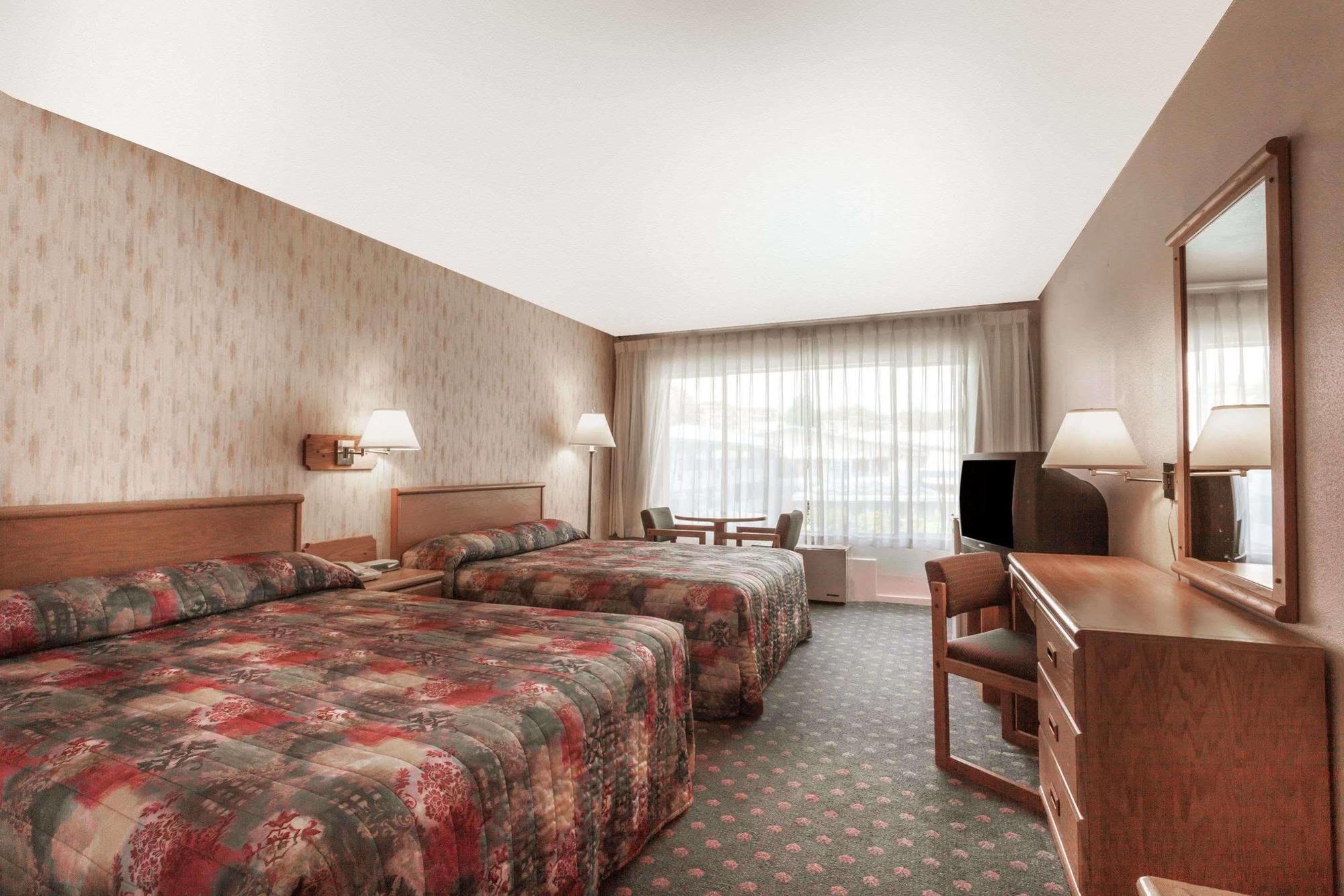Howard Johnson By Wyndham Nanaimo Harbourside Exterior foto