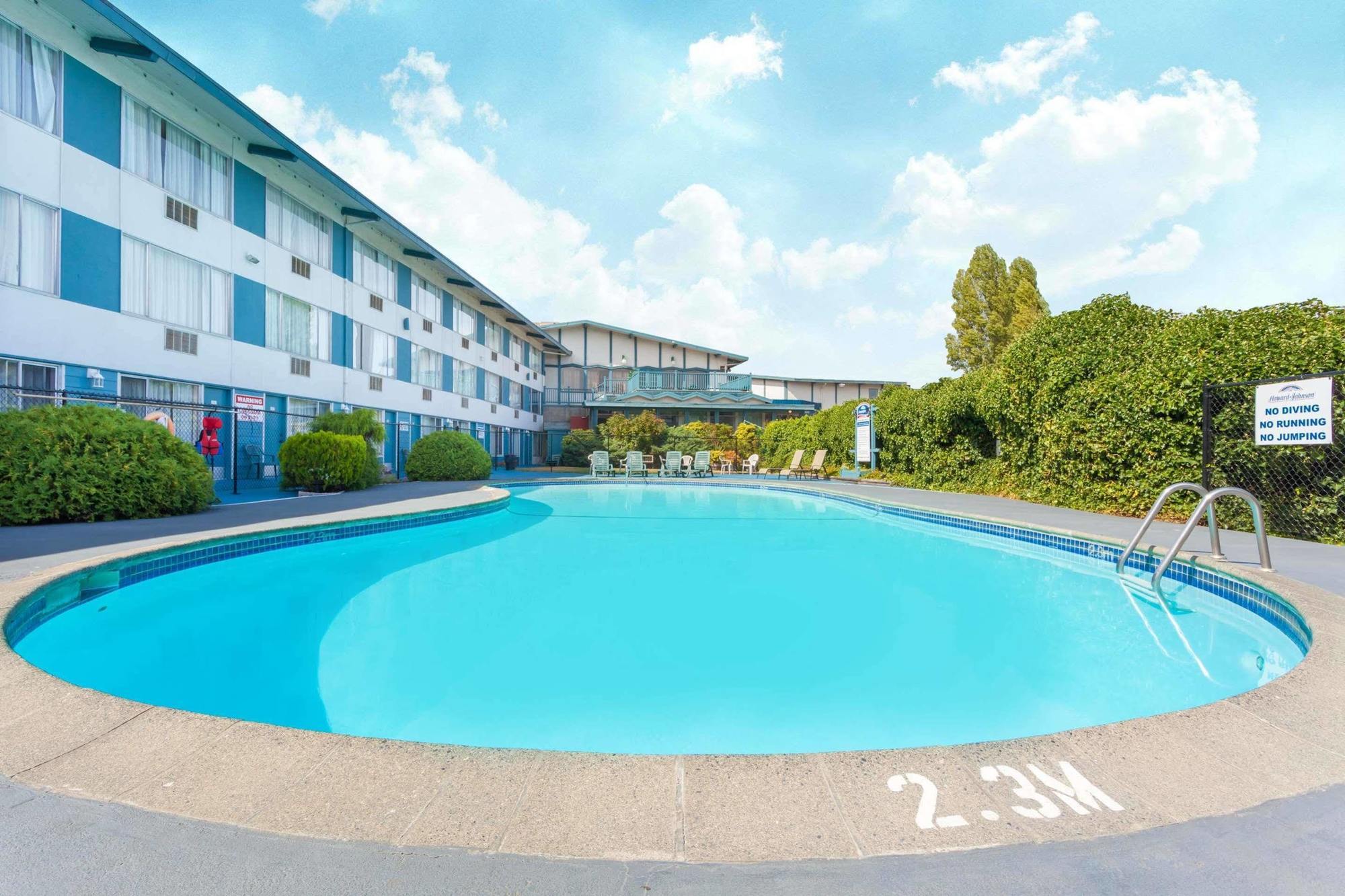 Howard Johnson By Wyndham Nanaimo Harbourside Exterior foto